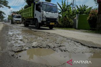 Jalan akses wisata Pantai Tanjung Pasir rusak