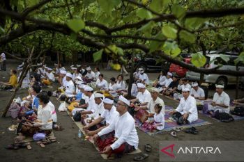 Upacara Melasti di Pantai Tanjung Pasir