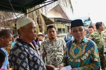 Wawako Padang serahkan bantuan bagi korban kebakaran di Padang Sarai