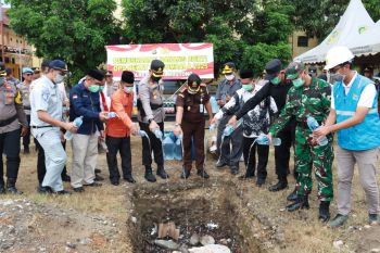 Polres Parimo musnahkan ratusan botol miras hasil Operasi Pekat