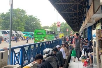 Terminal Kampung Rambutan mulai ramai pemudik jelang Lebaran