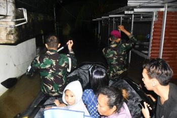 Lantamal VIII kerahkan tim Satgas bantu evakuasi korban banjir di Manado