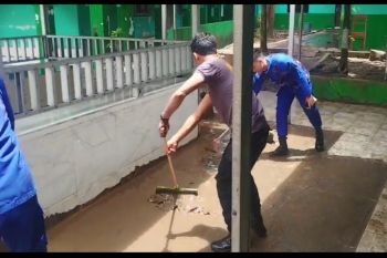 Ditpolairud Polda Sulut bersihkan  pondok pesantren  terdampak banjir