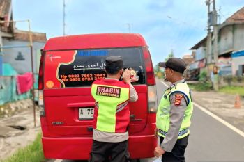 Polres OKU tempel stiker  bantuan polisi di kendaraan umum