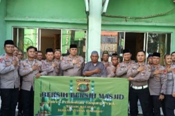 Polisi bersihkan masjid untuk perkuat hubungan dengan masyarakat