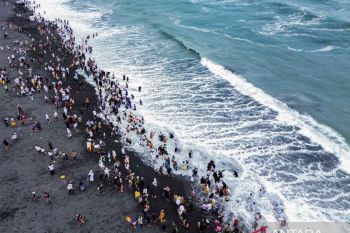 Upacara Melasti rangkaian perayaan Hari Raya Nyepi di Pantai Watu Pecak Lumajang