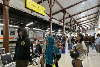 Pemudik mulai padati stasiun di Jember