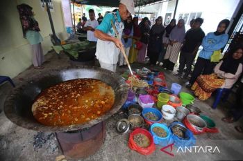 Warga Aceh Besar kenduri Nuzul Quran masak 19 belanga kuah beulangong