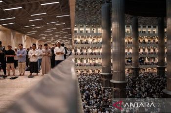 Umat Islam melakukan iktikaf pada 10 hari terakhir Ramadhan