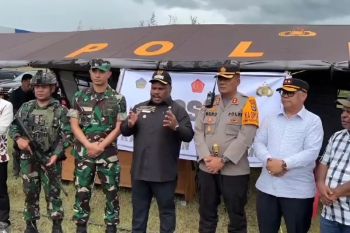 Bupati Yahukimo bantah TNI/Polri jadi guru di Distrik Anggruk
