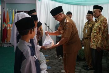 Pemkot Kediri bagikan sedekah Lebaran untuk yatim piatu dan lansia
