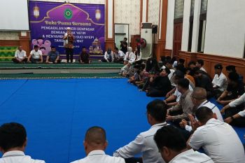 PN Denpasar bagi takjil dan buka puasa bersama anak yatim piatu