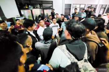 Pemudik bersitegang petugas ASDP Pelabuhan Jangkar Situbondo