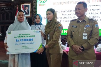 Pemkab Kudus serahkan santunan jaminan kematian untuk pekerja rentan