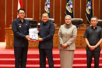 Wabup menyerahkan LKPi 2024 ke DPRD Sleman