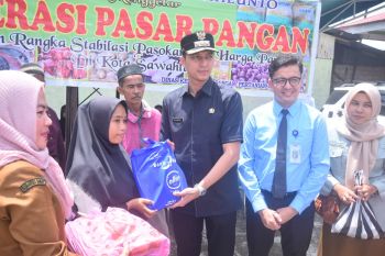 Pemkot Sawahlunto lakukan operasi pasar pangan bantu masyarakat penuhi kebutuhan jelang lebaran