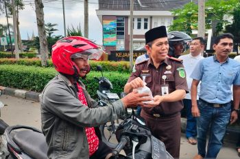 Kejari Agam bagikan takjil ke pengendara