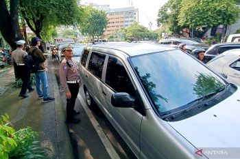 Polisi alihkan arus lalu lintas akibat unjuk rasa UU TNI di Surabaya