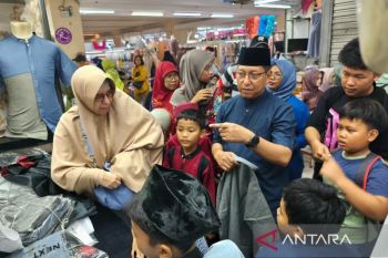 Legislator DKI belanjakan baju baru untuk anak yatim dan dhuafa