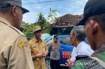 Pemkab Batang serahkan bantuan logistik bagi warga terdampak bencana 