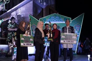 Mahasiswa Fisipol UMPR juara desain fashion tema budaya Kalteng