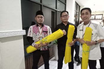 DLH bagi ratusan kantong sampah untuk kafilah pawai takbiran di Mataram