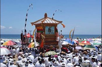 Melasti di Watu Pecak Lumajang, ritual sucikan alam dan manusia