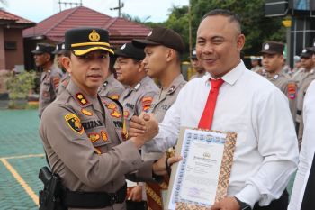 Kapolres Balangan berikan penghargaan kepada 53 personel berprestasi