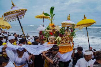 Upacara Melasti jelang Hari Raya Nyepi di Jawa Timur