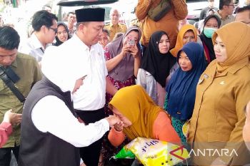 Khofifah tinjau pasar pangan murah di Situbondo