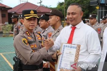 Kapolres Balangan beri penghargaan 53 personel berprestasi