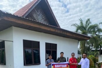 Manajemen PT SSL, serahkan bantuan alsintan di Pasir Jaya