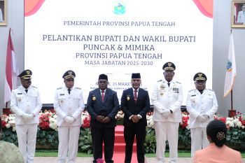 Gubernur Papua Tengah melantik Bupati Puncak dan Mimika