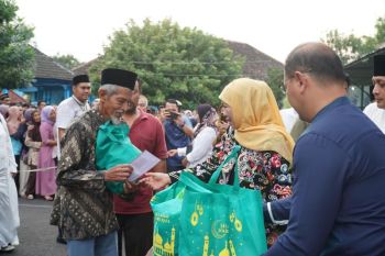 Khofifah salurkan 500 paket sembako bagi tenaga didik prasejahtera