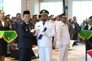 Pj Gubernur Papua resmi lantik Yunus Wonda sebagai Bupati Jayapura