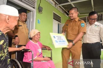 Pemkot Sawahlunto berikan bantuan uang dan sembako untuk Lansia kurang mampu jelang lebaran