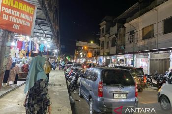 Warga sesaki pasar Blangpidie untuk belanja baju lebaran Idul Fitri
