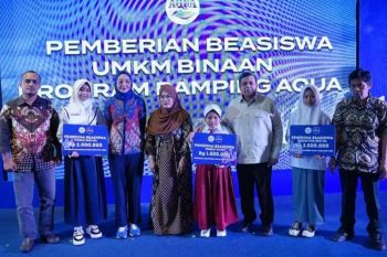 AQUA bagikan sembako ke warga Sukabumi dukung penyediaan produk halal