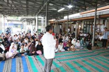 Perusahaan tepung bagikan sembako ke warga sekitar pabrik di Tangerang