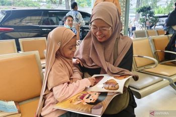 Pemudik di Stasiun Senen senang dapat buku gratis dari Mendikdasmen