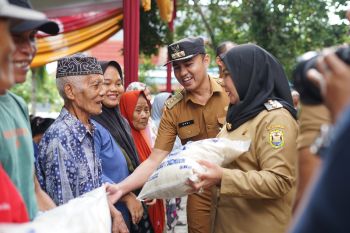 Pemkot Bandarlampung salurkan bantuan beras untuk 44.611 KK