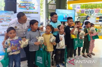 Kemendikdasmen bagikan 3.400 buku kepada anak pemudik di Stasiun Gambir