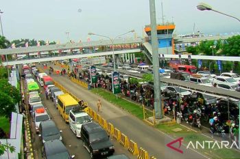 Polres Jembrana rekayasa lalu lintas atasi antrian panjang kendaraan