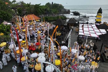 15 ribu umat Hindu ikuti upacara Melasti di Tanah Lot-Bali