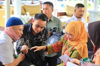Gubernur Khofifah bagikan 200 paket sembako bagi warga kurang mampu