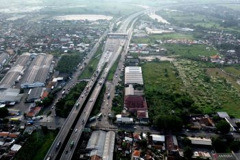 Arus lalu lintas Gerbang Tol Kejapanan Pasuruan