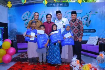 Sekda Payakumbuh bersama PPALC serahkan bantuan sembako untuk 100 anak yatim