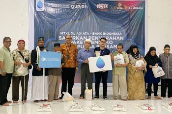 Karyawan XL Axiata dan Bank Indonesia serahkan bantuan buat disabilitas