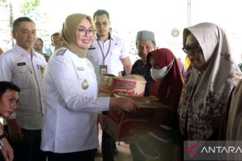 Wali Kota Kendari serahkan bantuan ke warga terdampak banjir