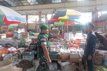 Jelang Lebaran, TNI pantau harga sembako di pasar Lombok Tengah